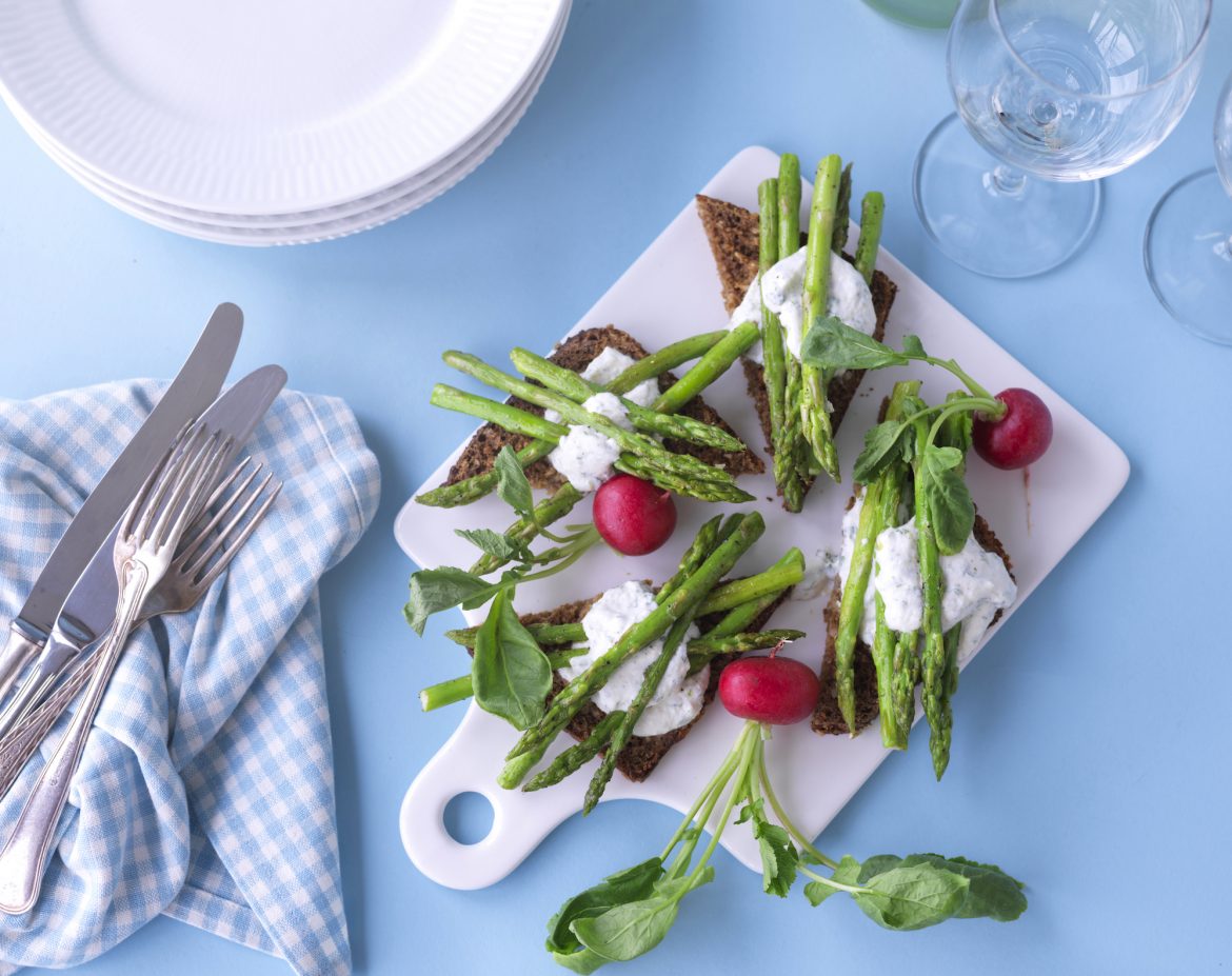Stegte grønne asparges med rygeostcreme grønne asparges rygeost rugbrød