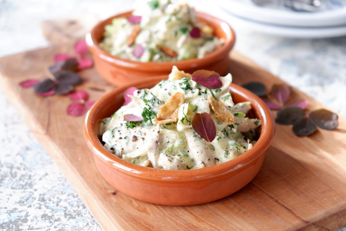 Hønsesalat med sprødt kyllingeskind