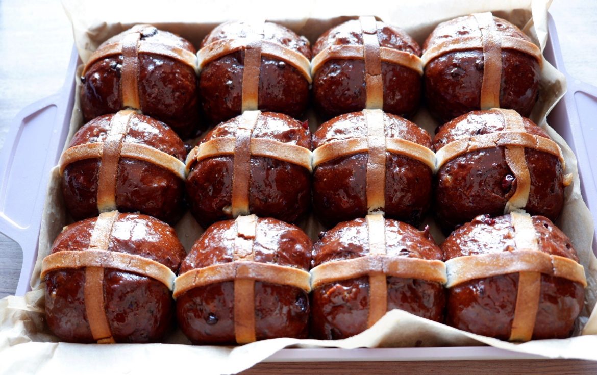 Hot cross buns med chokolade Hot cross buns med chokolade og marcipan