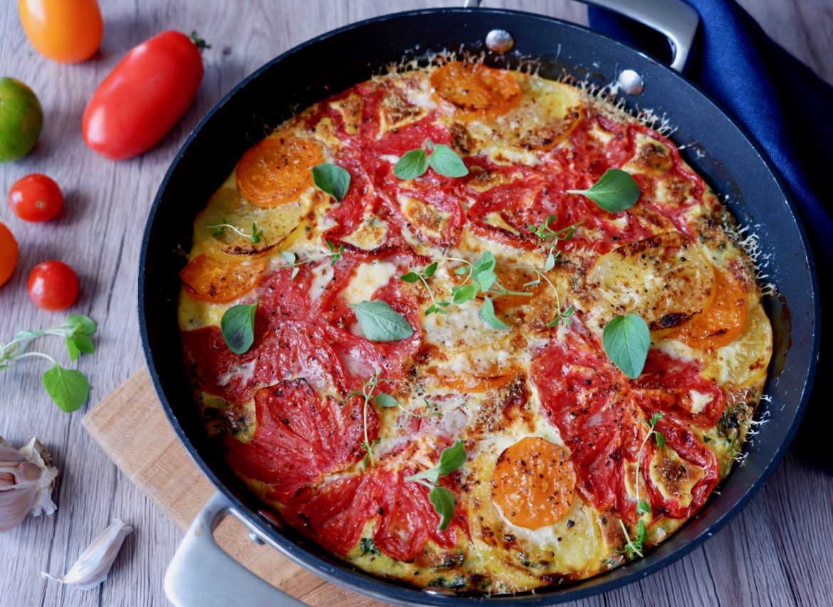 Tomatæggekage Tomatæggekage med grøntsager og krydderurter