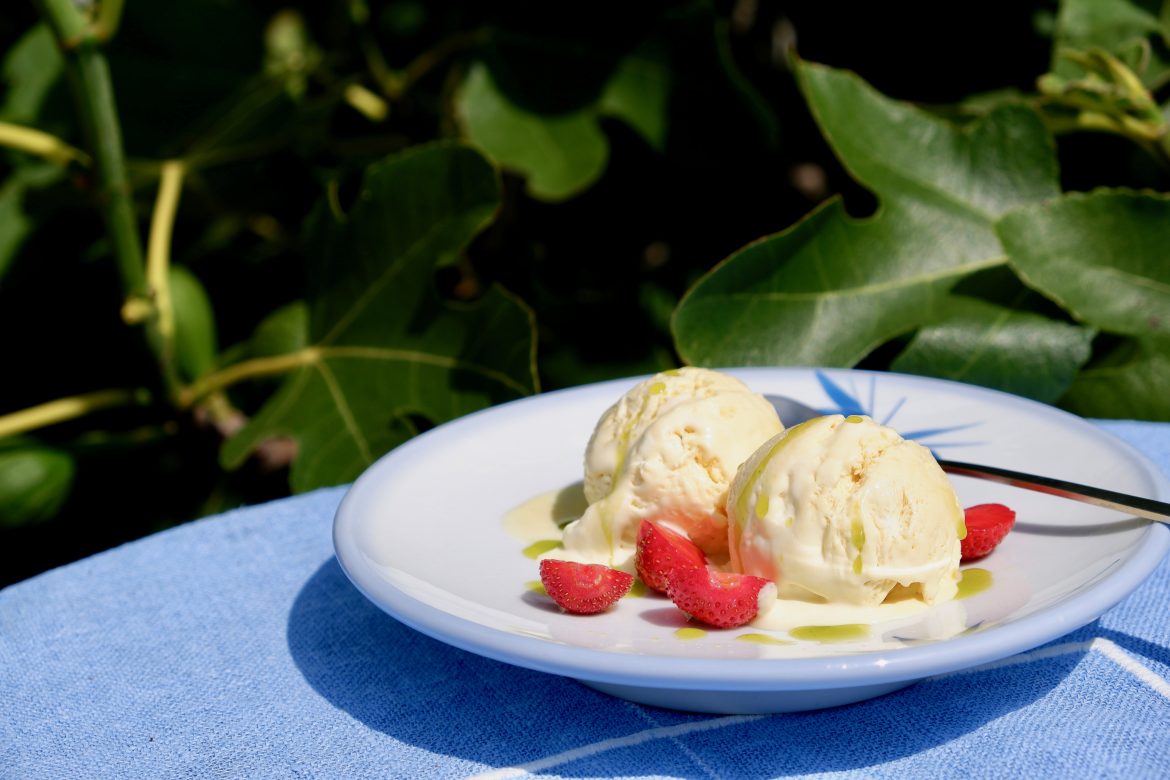 Figenblade-parfait med jordbær og figenbladeolie