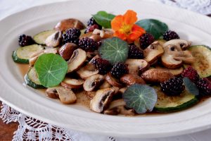 Salat med markchampignon, squash og brombær