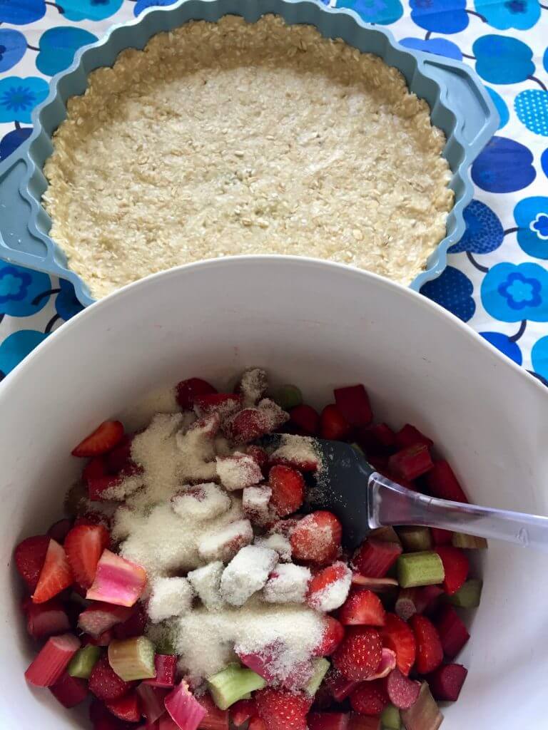 Tærtebund og fyld til sommertærte med jordbær og rabarber