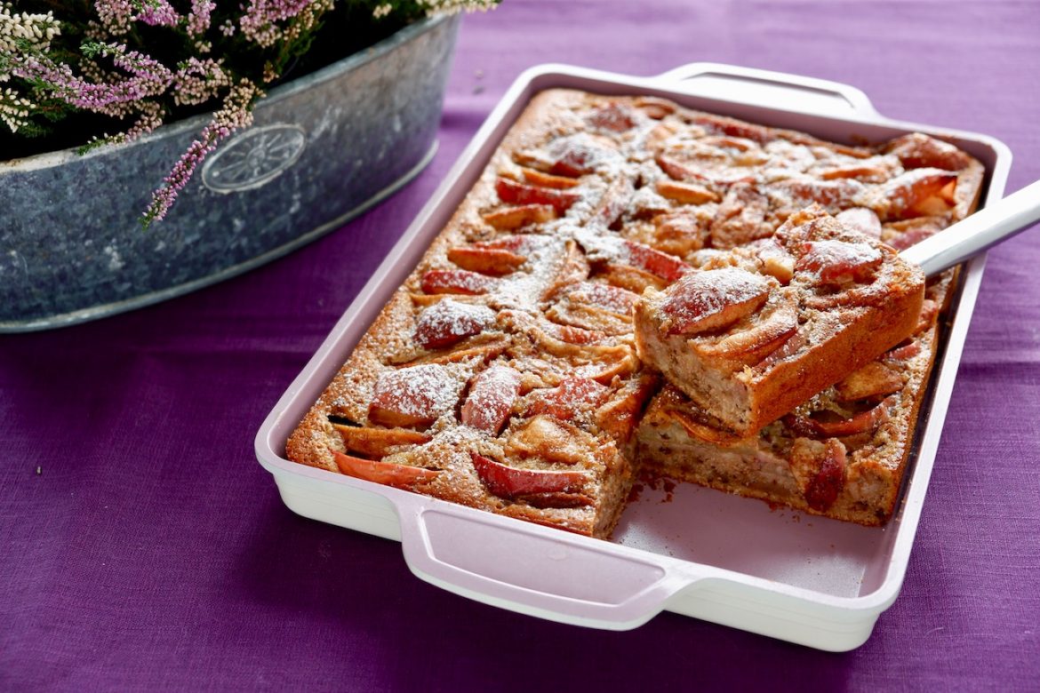 Æblekage med valnødder og kanel