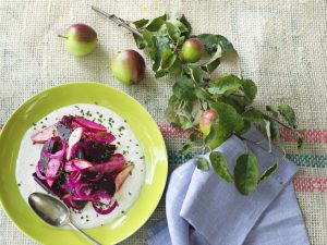 Rødbedesalat med æbler og peberrod