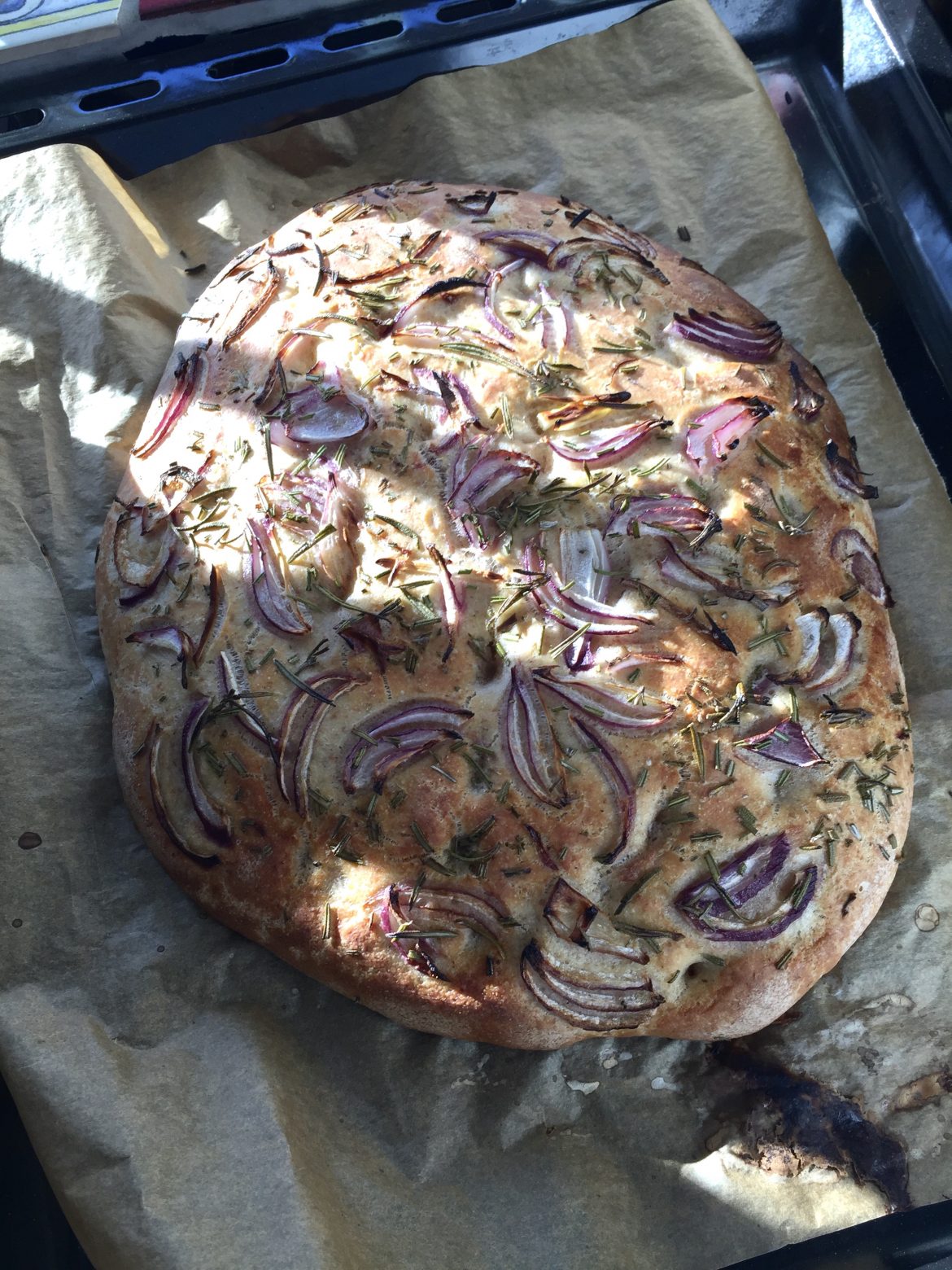 Focaccia med surdej BAGT Focaccia med surdej, rødløg og rosmarin