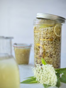 Hjemmelavet hyldeblomstsaft